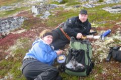 På jakttur. Det er godt det med en kopp kaffe og en matbit på fjellet.